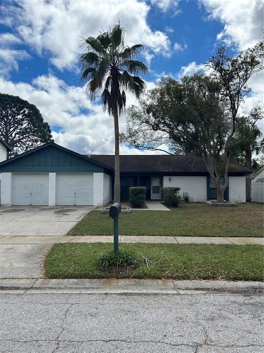 4022 Dellbrook Dr in Tampa, FL - Building Photo