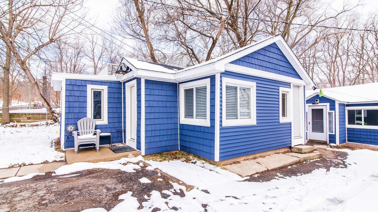 11291 E Shore Dr in Whitmore Lake, MI - Building Photo