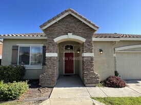 335 Tashima Dr in Livingston, CA - Building Photo