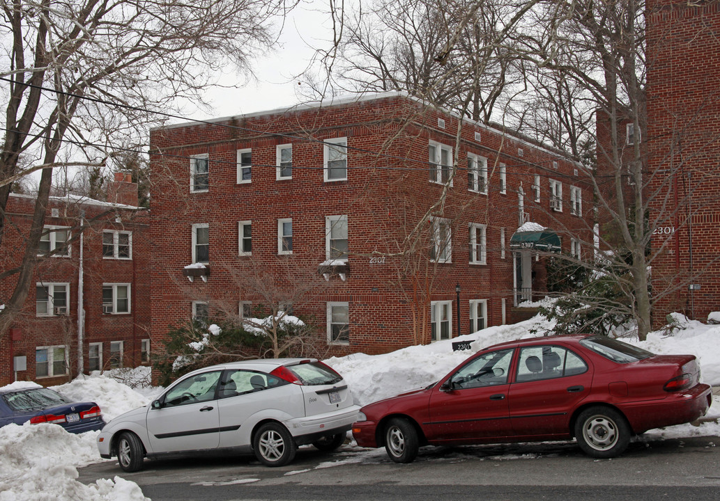 2301 41st St NW in Washington, DC - Foto de edificio