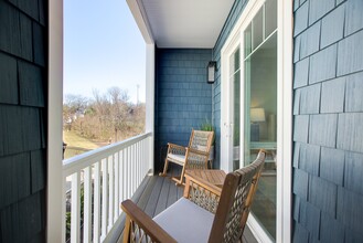 Overbay in Port Jefferson, NY - Foto de edificio - Building Photo