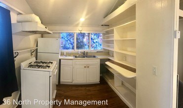 900 Lomita St in Monterey, CA - Building Photo - Building Photo