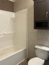 185 Parker Lake Dr in Oxford, MI - Building Photo - Building Photo