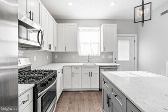 2122 Sears St in Philadelphia, PA - Building Photo - Building Photo