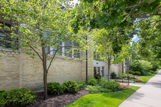 240 Whistler Rd in Highland Park, IL - Building Photo - Building Photo