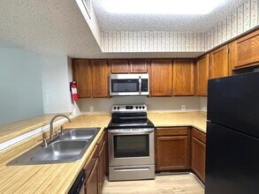 9833 Walnut St in Dallas, TX - Foto de edificio - Building Photo