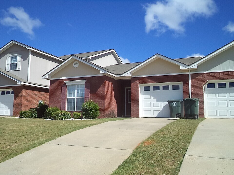 225 Camden Drive in Enterprise, AL - Foto de edificio