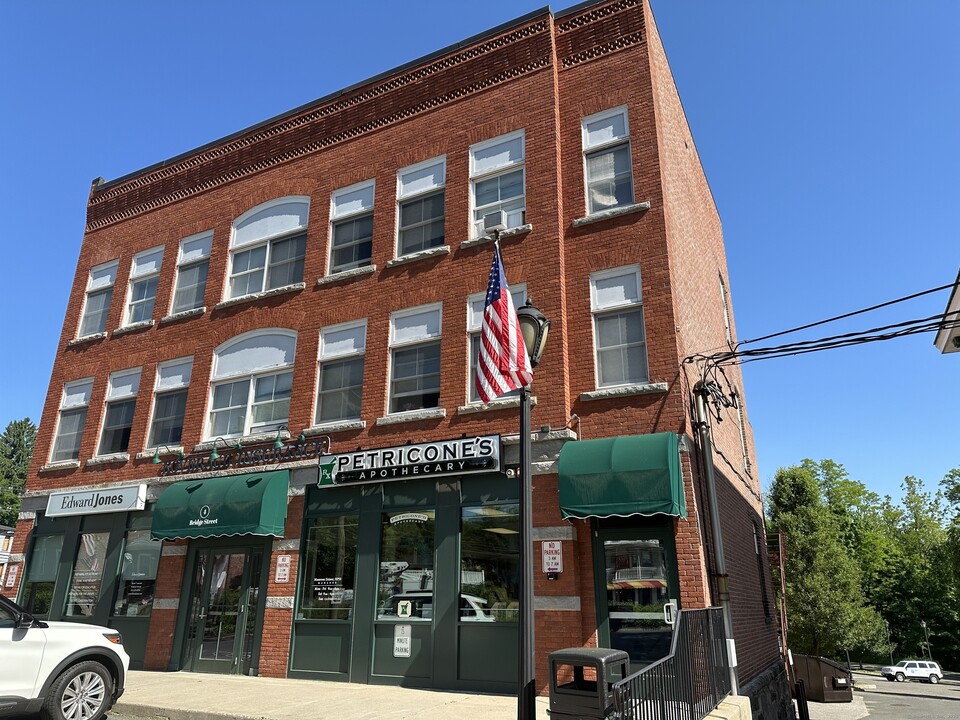 4 Bridge St in New Hartford, CT - Building Photo