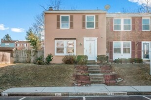 152 Fairfield Dr in Frederick, MD - Building Photo