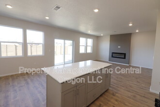 20560 Button Brush Ave in Bend, OR - Building Photo - Building Photo