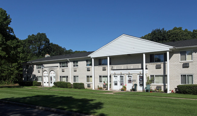 Brookwood on the Lake Apartments for Seniors in Ronkonkoma, NY - Building Photo - Building Photo