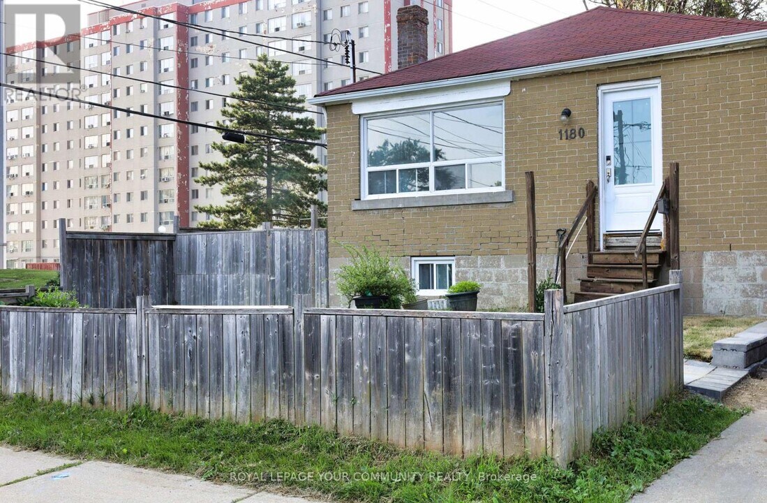 1180 Glengrove Ave in Toronto, ON - Building Photo