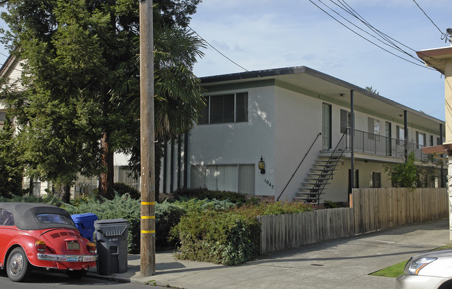 1045 Regent St in Alameda, CA - Foto de edificio - Building Photo