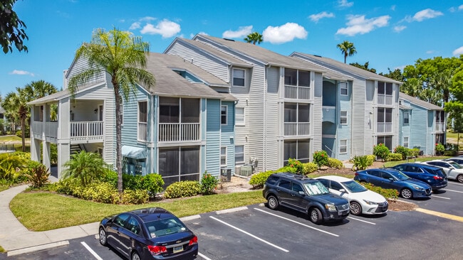 THE RETREAT AT VISTA LAKE in Ft. Myers, FL - Foto de edificio - Building Photo