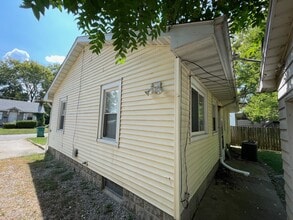 1238 E Bon Air Ct in Decatur, IL - Foto de edificio - Building Photo