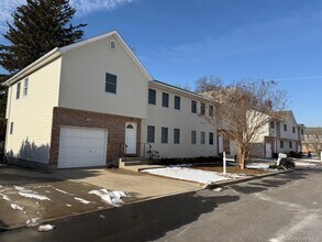 8 Caruso Ct in Glen Cove, NY - Building Photo - Building Photo