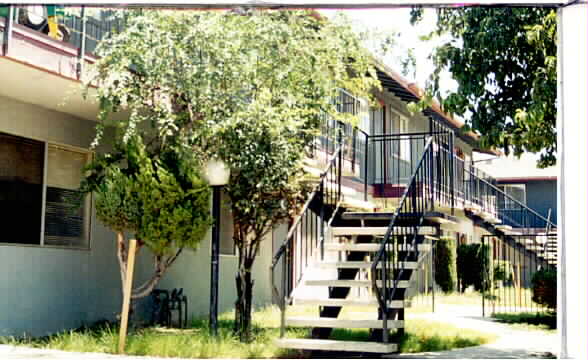 Villa Pines Apartments in Fresno, CA - Foto de edificio - Building Photo