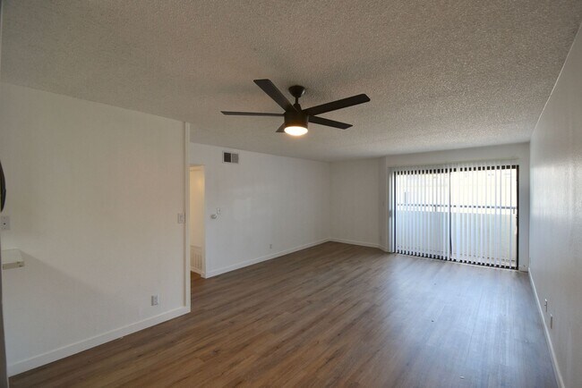 7032 Remmet Ave in Los Angeles, CA - Building Photo - Building Photo