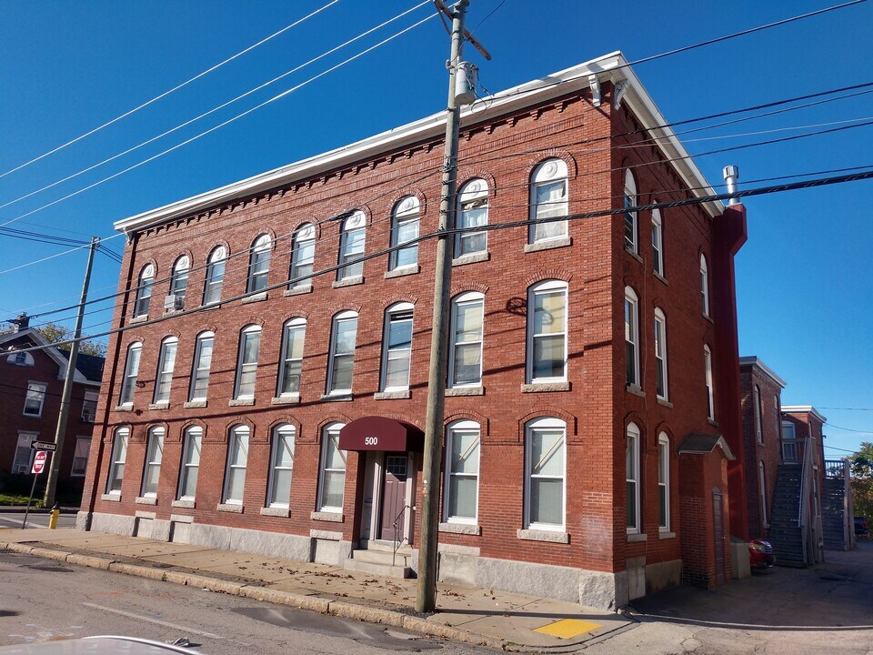 490 Pine St in Manchester, NH - Building Photo