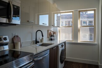 1553 W Hollywood Ave, Unit 1555-401 in Chicago, IL - Building Photo - Building Photo