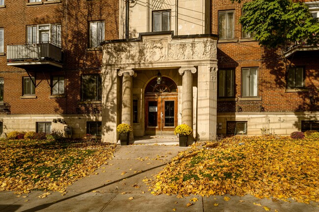 5245 De La Côte-Saint-Luc Ch in Montréal, QC - Building Photo - Building Photo