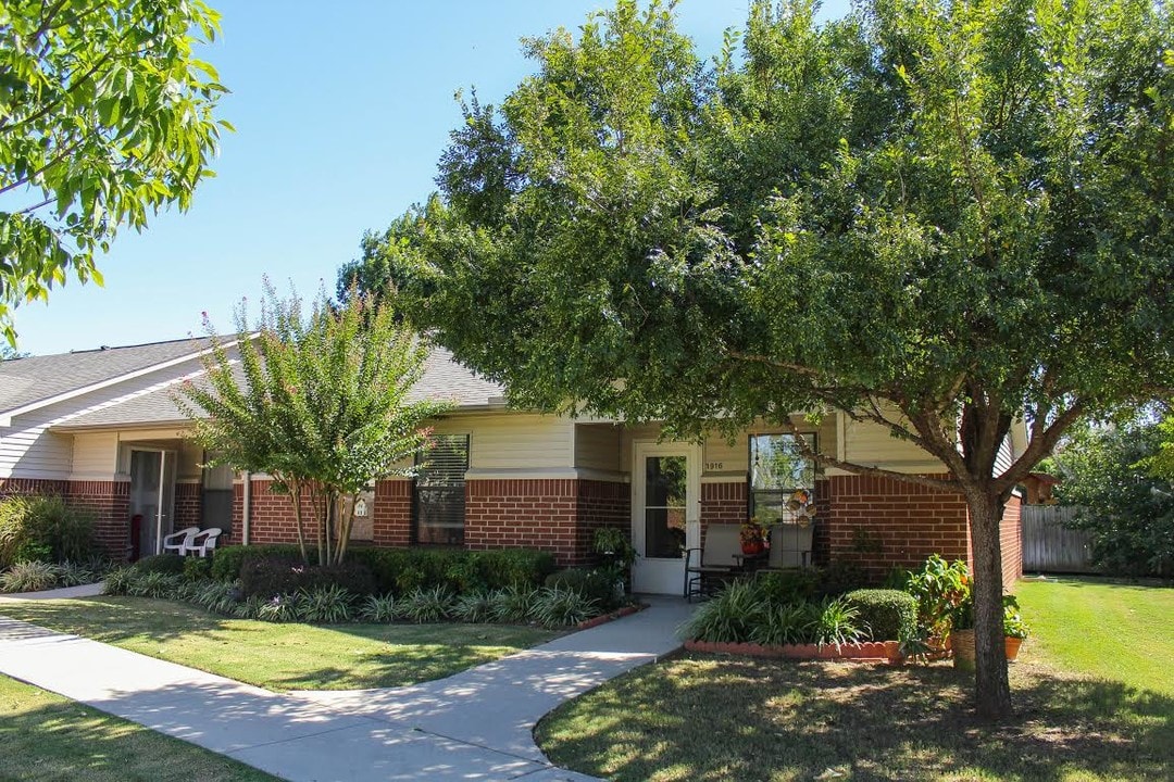 Brookstone Cottages Apartments in Norman, OK - Building Photo