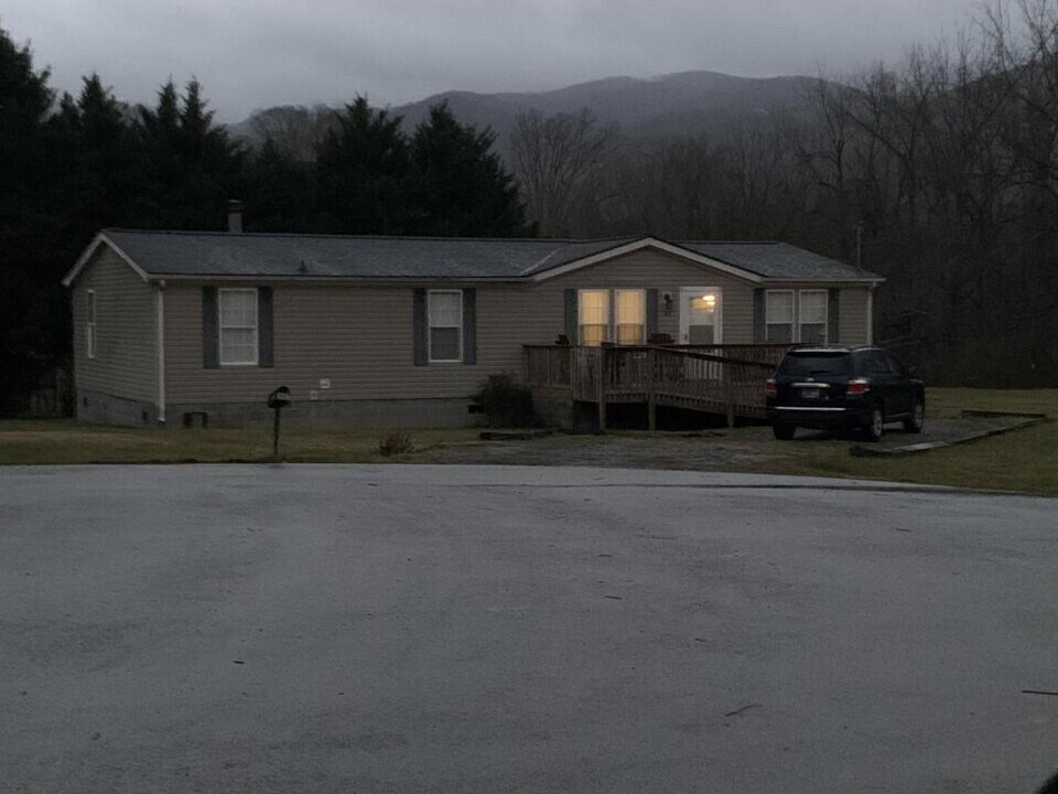 307 Tammy Lynn Cir in Elizabethton, TN - Foto de edificio