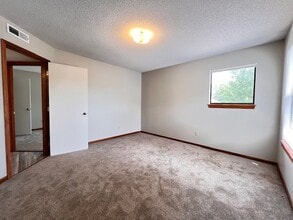 1023 NE Lindsay Ave, Unit B in Lee's Summit, MO - Building Photo - Building Photo