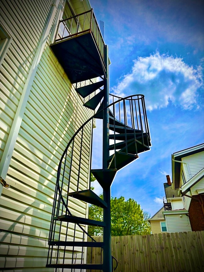 4530 Lafayette Avenue, Unit #4 in Cincinnati, OH - Foto de edificio - Building Photo