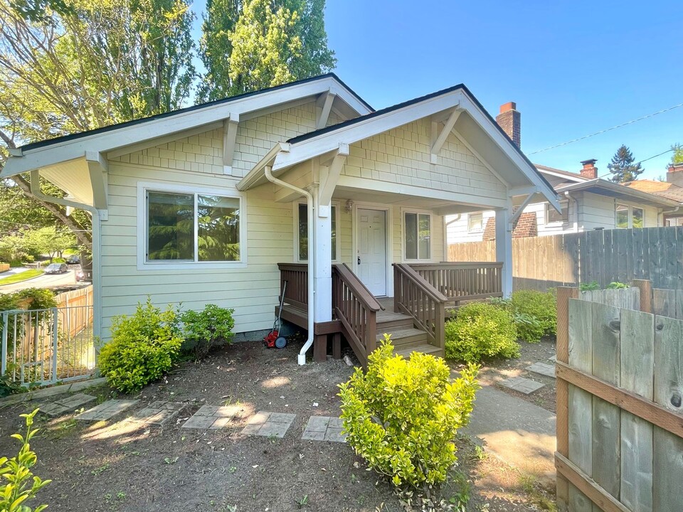 5503 5th Ave NE in Seattle, WA - Building Photo