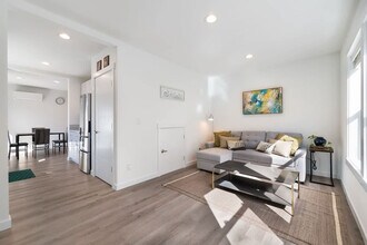 703 N 104th St in Seattle, WA - Building Photo - Building Photo