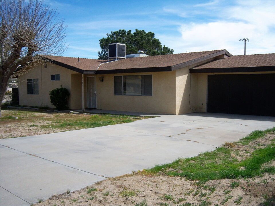 7081 Barberry Ave in Yucca Valley, CA - Foto de edificio