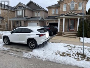 5882 Blue Spruce Ave in Burlington, ON - Building Photo - Building Photo