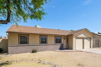 7008 W Canterbury Dr in Peoria, AZ - Building Photo - Building Photo