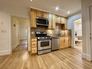8 White Ave, Unit 2 in Chestnut Hill, MA - Foto de edificio - Building Photo