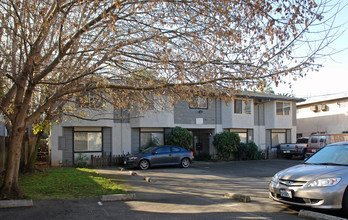 Waverly Court in Sacramento, CA - Building Photo - Building Photo