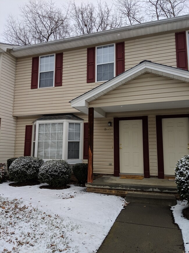 892 Patrick Henry Dr in Blacksburg, VA - Foto de edificio - Building Photo