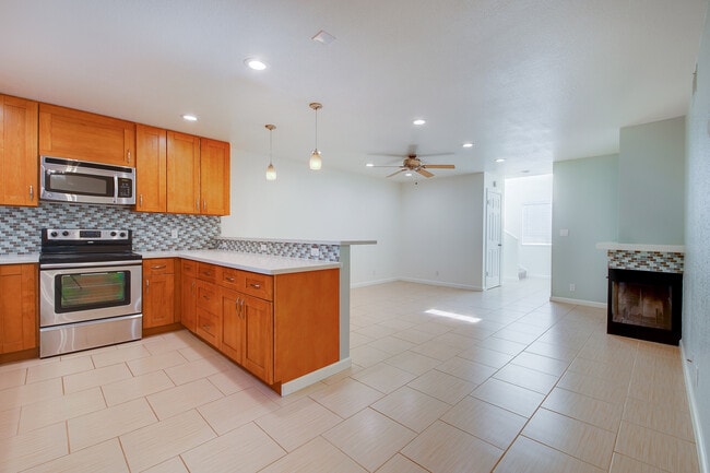 1013 Woodside Rd in Redwood City, CA - Foto de edificio - Building Photo