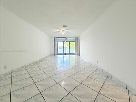 206 Lake Pointe Dr in Oakland Park, FL - Building Photo
