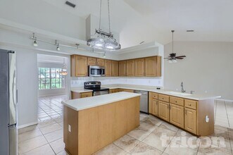 13530 Coronado Dr in Spring Hill, FL - Foto de edificio - Building Photo