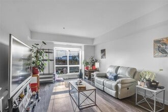 10 Hill Grove Point in Winnipeg, MB - Building Photo - Building Photo