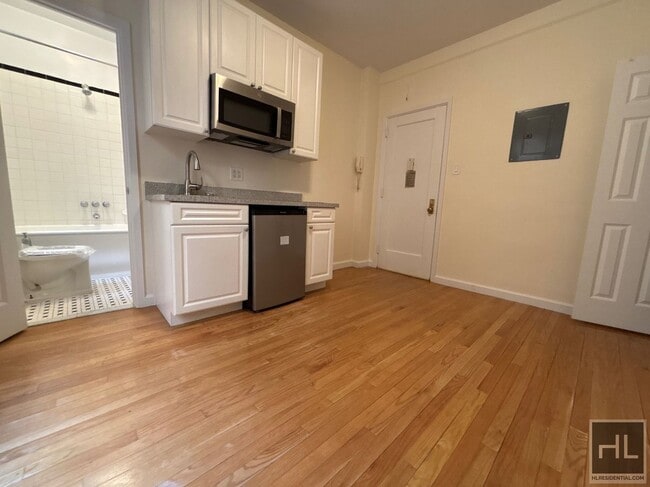 WEST 45 STREET, Unit 3N in New York, NY - Building Photo - Building Photo