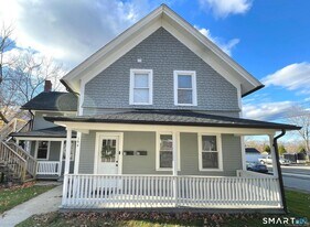 194 School St in Putnam, CT - Building Photo