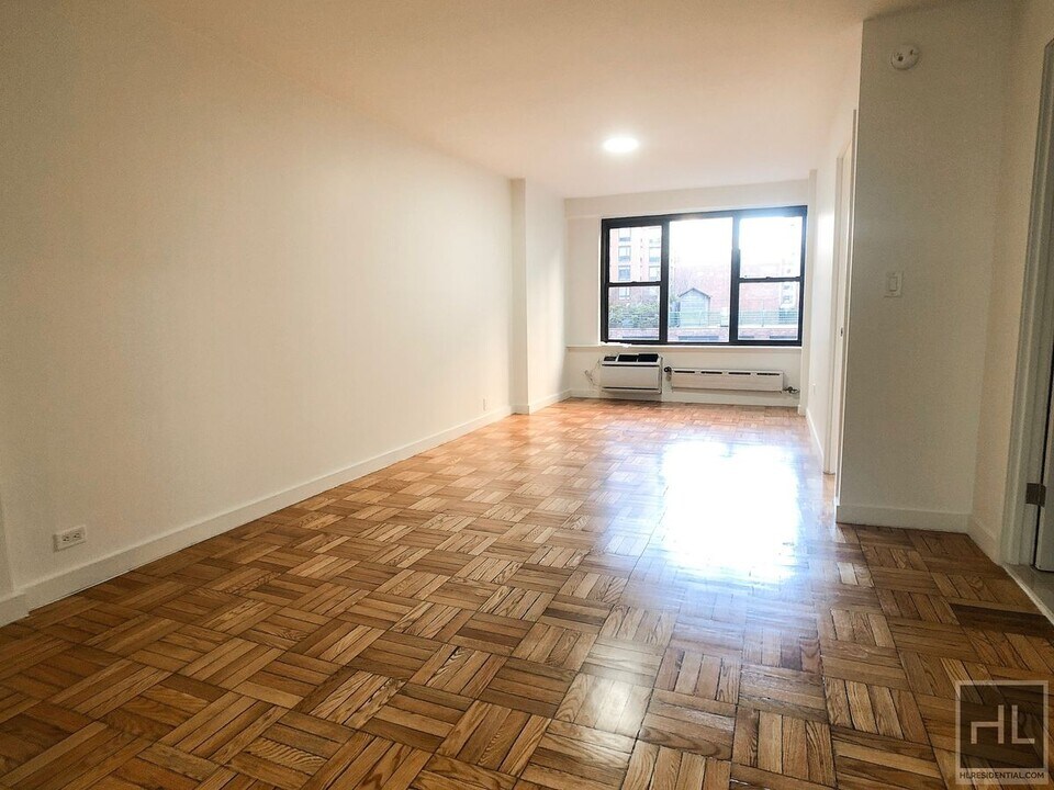 Fourth Avenue in New York, NY - Building Photo