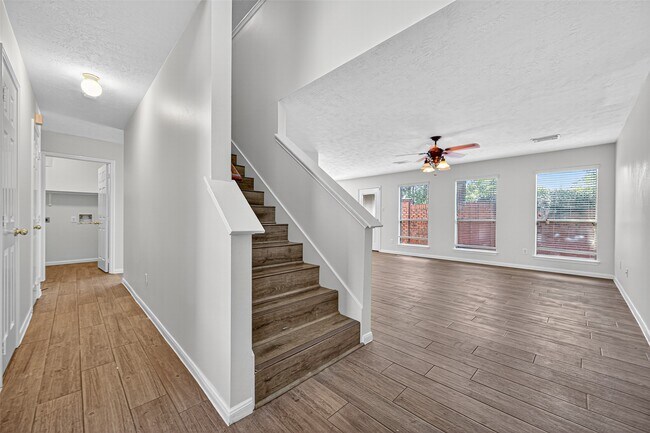 1902 Sugar Pine Cir in Houston, TX - Building Photo - Building Photo