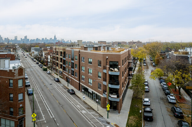 3066 N Clybourn Ave in Chicago, IL - Foto de edificio - Building Photo