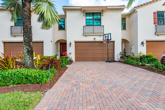 10110 Akenside Dr in Boca Raton, FL - Foto de edificio - Building Photo