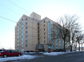 Cherrie Turner Towers in Canton, OH - Foto de edificio - Building Photo