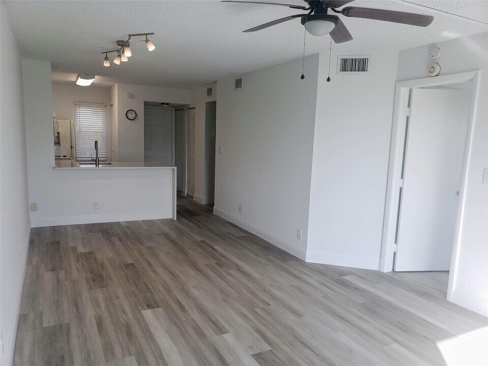 2216 N Cypress Bend Dr in Pompano Beach, FL - Building Photo