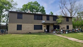 400 Oak Dr in Terrell, TX - Building Photo